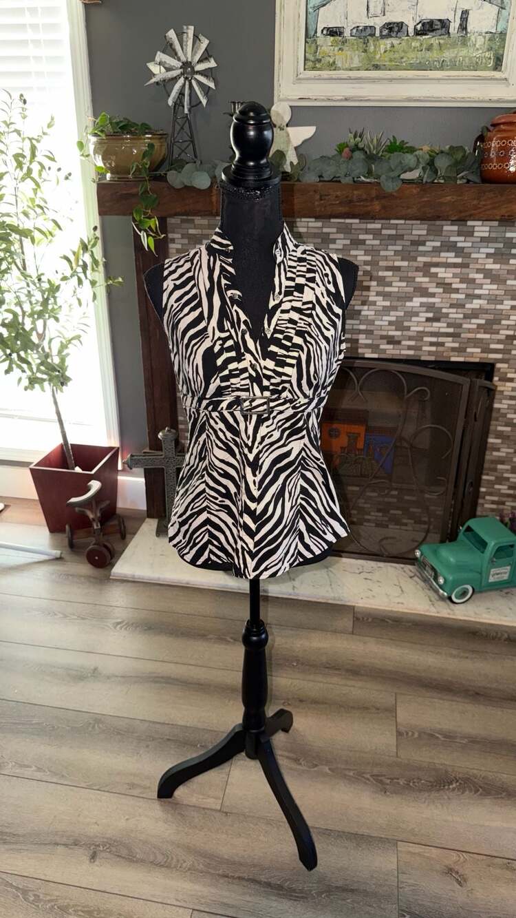 Express Zebra Print Sleeveless Blouse Size S Black White V-Neck Belted